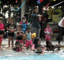 Birthday-Party-at-the-poolside