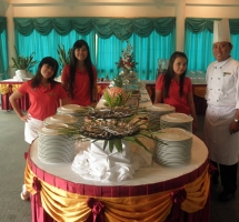 F&B-Team---Buffet-set-up